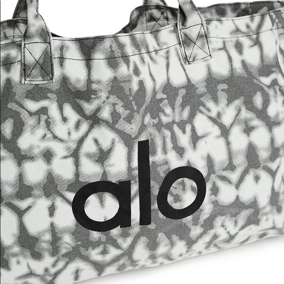 NWT alo yoga shopper tote in gray tie dye - Picture 5 of 8
